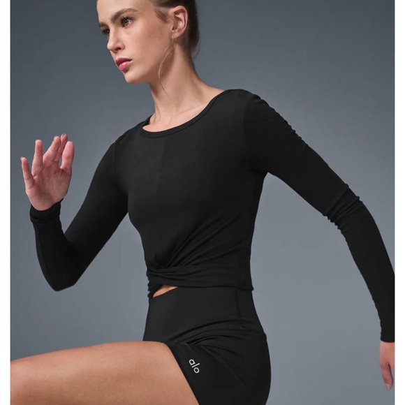 ALO Yoga Cover Long Sleeve in Black size Medium - Picture 2 of 4